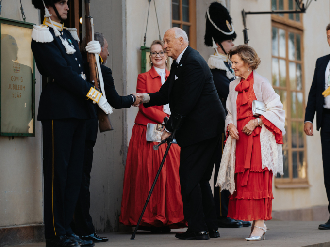 Kongeparet blir ønsket velkommen av operasjef Fredrik Lindgren og Drottningholmsteaterns sjef Anna Karinsdotter. Foto: Clément Morin / Kungl. Hovstaterna